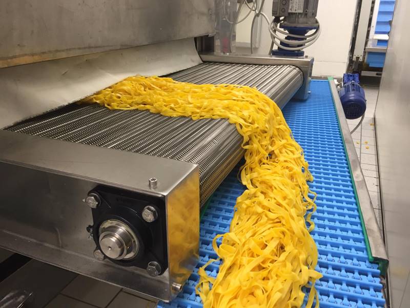 Come scegliere il nastro trasportatore in rete metallica per l'industria alimentare