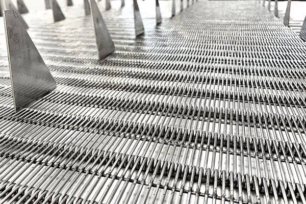 Nastri trasportatori in rete metallica: il futuro della movimentazione industriale