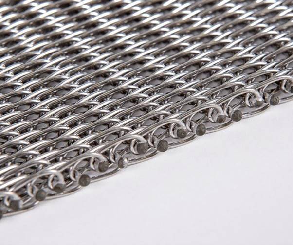 Nastro trasportatore per confezionamento cosmetici: la soluzione per bottiglie cilindriche