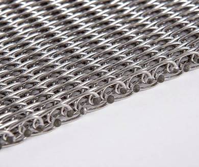 NASTRO TRASPORTATORE PER CONFEZIONAMENTO COSMETICI: LA SOLUZIONE PER BOTTIGLIE CILINDRICHE